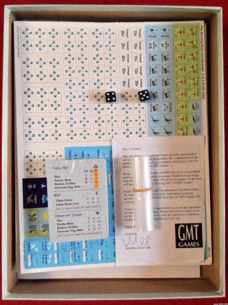 4 盒子内部,两粒骰子,一叠卡牌,3张算子版加上数张提示板,配件数量中等.JPG.jpg 4 盒子内部,两粒骰子,一叠卡牌,3张算子版加上数张提示板,配件数量中等.JPG.jpg