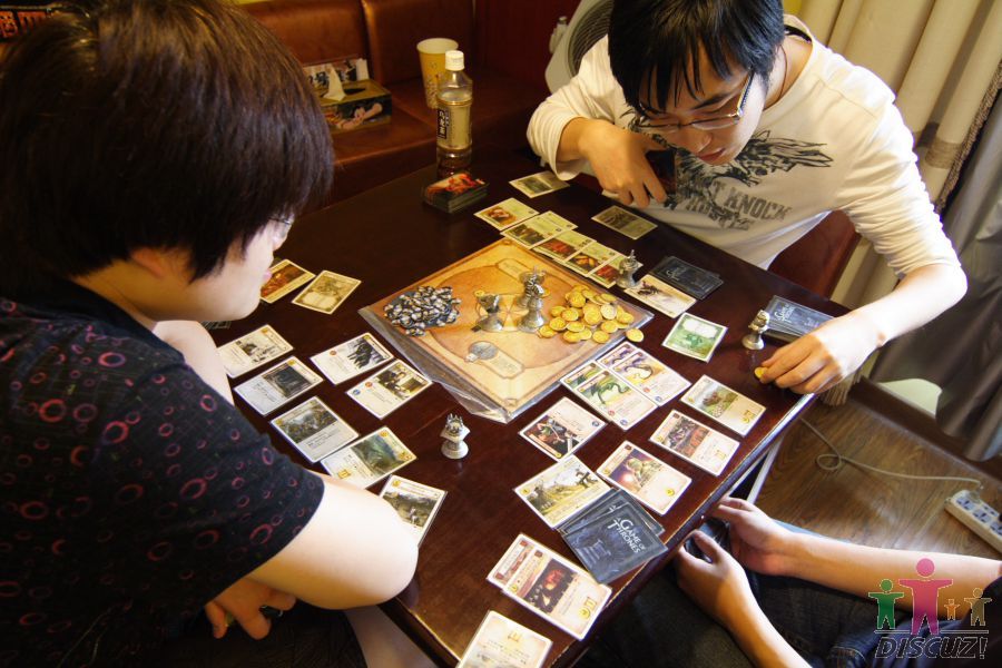 比赛中轩轩正在分析对手的卡牌.JPG 比赛中轩轩正在分析对手的卡牌.JPG